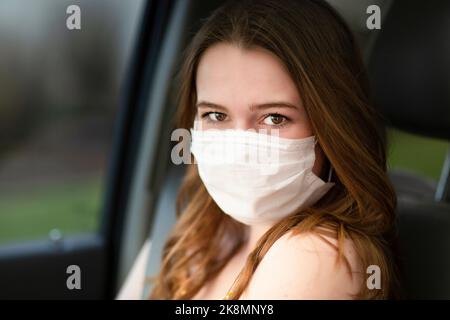 Une belle jeune femme avec des yeux bruns et de longs cheveux et un masque Banque D'Images