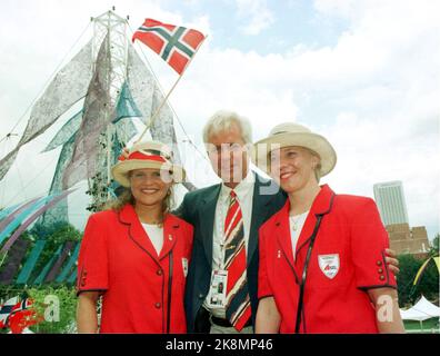 Atlanta 19960718: Le président du sport Arne Myhrvold a fmed le drapeau norvégien avec les tireurs Lindy Hansen (t.h) et Hanne Vataker (t.v) après la levée du drapeau norvégien dans le camp olympique photo: Erik Johansen NTB Banque D'Images