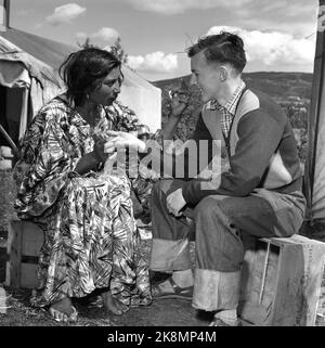 Lillehammer 1955 - du camp tzigane à Vingnes. Trois des quatre familles vivant dans le camp ont été informés de quitter le pays dans les 10 jours. Selon la loi norvégienne, « les Tsiganes ou les autres passeurs qui n'ont pas la citoyenneté norvégienne ne devraient pas avoir accès au royaume. » Femme adjointe qui prédit un jeune garçon. Photo: Aage Storløkken / actuel / NTB Banque D'Images