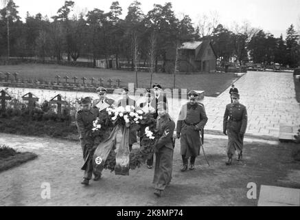 Oslo 1942-12-12 le Gesandt allemand au Danemark, Best (Karl Rudolf Werner Best) traverser le cimetière des soldats allemands à Ekeberg les Allemands ont utilisé le cimetière d'Ekeberg tout au long de la guerre. De nombreux soldats allemands ont été enterrés ici, y compris les morts de Blücher. Photo: Aage Kihle / NTB *** photo non traitée ***** Banque D'Images