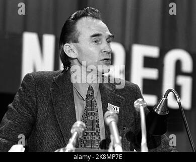 Oslo 16 mars 1975. Le parti de gauche socialiste tient le Congrès national. Ici, Larsen Reidar Reidar sur la chaire. Photo: Henrik Laurvik / NTB Banque D'Images