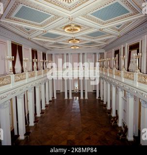Oslo 1965: Intérieur de la grande salle de banquet dans le Château Royal. Le hall fait 360 mètres carrés et passe par les deuxième et troisième étages. 24 colonnes en stuc blanc et 24 colonnes en bois le long des murs longs. Parquet. Plafonniers. Photo: Erik Thorberg NTB / NTB Banque D'Images