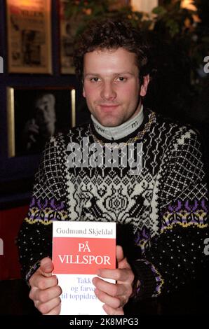 Oslo 19950214 Gudmund Skjeldal, professeur, auteur et ancien coureur de l'équipe nationale en ski de fond. Ici avec le livre 'On Wild Track Thank You and Au revoir to TOP sports' photo: Gunnar Lier / NTB Banque D'Images