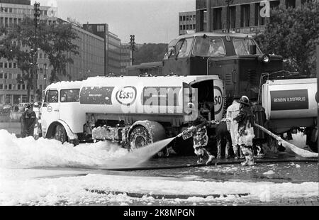 Oslo 19690629 Esso camion-citerne à essence est entré en collision par un train qui traverse la place de l'hôtel de ville entre l'East Railway et la Vestbanen. Le service des incendies mousse la voiture, le train et les environs. Photo: NTB / NTB Banque D'Images