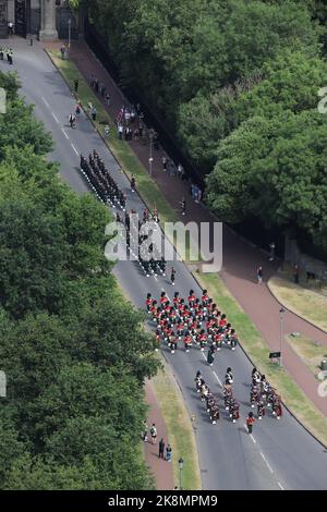 Vue aérienne de la bande du Royal Regiment of Scotland et de la Compagnie Balaklava - pendant les reherses de la cérémonie des clefs, Édimbourg, juin 2022 Banque D'Images