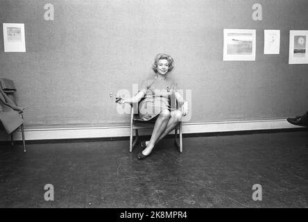 Oslo novembre 1966 l'acteur Wenche Foss est conçu par dix artistes norvégiens différents, tous membres de la société des jeunes artistes. Ici elle est modèle assis. Photo: Ivar Aaserud / courant / NTB Banque D'Images