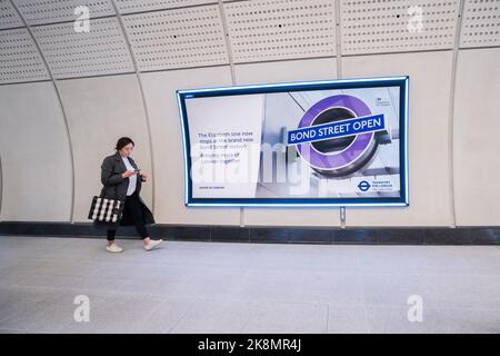 Londres, Royaume-Uni. 24 octobre 2022 . Passagers le premier jour de l'ouverture de la gare de Bond Street sur Elizabeth. La gare soulagera les embouteillages autour d'Oxford Circus et desservira 140 000 passagers par jour. Credit: amer ghazzal / Alamy Live News Banque D'Images