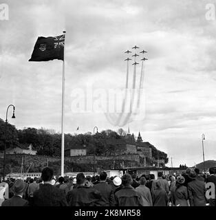 Oslo 19620603 Norsk FLYINGS l'anniversaire de VN50th a été marqué par un certain nombre d'événements, dont Un vol au-dessus d'Oslo, qui a attiré beaucoup de gens. Voici une photo de la place de l'hôtel de ville, où une grande foule suit les avions volant en formation au-dessus de la ville. Photo: NTB / NTB Banque D'Images