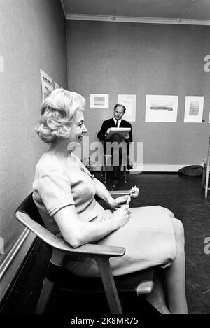Oslo novembre 1966 l'acteur Wenche Foss est conçu par dix artistes norvégiens différents, tous membres de la société des jeunes artistes. Ici, elle est conçue par Gunnar S. Gundersen. Photo: Ivar Aaserud / courant / NTB Banque D'Images