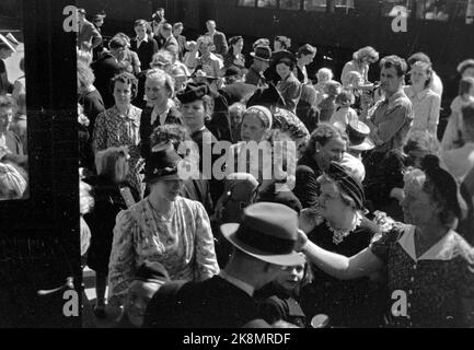 WW2 Oslo 19440718 vacances les enfants coloniaux reviennent à la maison. Ils arrivent ici Vestbanen en train où les parents attendent. Photo: NTB *** photo non traitée ***** Banque D'Images