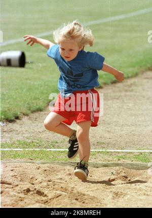 La fille d'Egil 'Drillo' Olsen, Kine, a été très énergique vendredi lors de l'entraînement de l'équipe nationale norvégienne à la Baule. Quand il est devenu ennuyeux avec la balle, il était bon qu'il y ait une fosse longitudinale sur le long côté. Et quand vous n'y êtes pas allé, vous pouvez bien sûr jouer dans le sable. Photo: Bjørn Sigurdsøn, NTB Banque D'Images