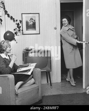 Oslo 19601126. La dame de bureau et TV l'hôtesse de NRK Inger Lise Haug travaille dans un bureau du Conseil norvégien de la recherche agricole pendant la journée. Trois nuits consécutives, elle est sur l'écran de télévision. Ici elle est à la maison après les heures de bureau, à l'appartement qu'elle partage avec sa sœur Else-Marie. Marié Skarstein. Photo: Aage Storløkken Current / NTB Banque D'Images