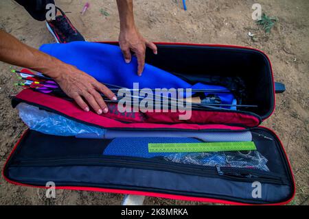 Gaza, bande de Gaza, Palestine. 23rd octobre 2022. Gaza, Palestine. 23 octobre 2022. Le palestinien Ahmed Jalal Al-Zahar, 38 ans, est un athlète de tir à l'arc qui joue avec l'équipe palestinienne de tir à l'arc. Al-Zahar, qui pratique le tir à l'arc depuis 7 ans, se prépare à participer à la coupe d'Asie 2022, le tournoi devant maintenant être organisé aux Émirats arabes Unis. Ahmed est également un artisan qui fait des ensembles arc et flèche depuis plusieurs années (Credit image: © Ahmad Hasaballah/IMAGESLIVE via ZUMA Press Wire) Banque D'Images