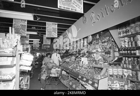 Oslo 19640912 « la bataille de la femme au foyer » la guerre des prix n'est pas effrayante! Cela ne signifie qu'une vive concurrence pour les couronnes que les consommateurs ont à leur disposition. Dans de nombreuses industries, c'est une guerre des prix. Finalement, elle a atteint l'industrie alimentaire, où il est si intensément qu'Oslo fait l'expérience de la lutte pour la femme au foyer. Femme avec un chariot lors d'un voyage shopping avec ses enfants. Photo; Aage Storløkken / Ivar Aaserud / actuel / NTB Banque D'Images