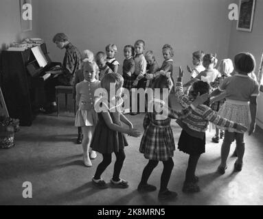 Oslo 196209 École de musique et maternelle à Manglerudhuset. Else Ellingsen est professeur de maternelle musicale et dirige l'orchestre. Photo Aage Storløkken / actuel / NTB Banque D'Images