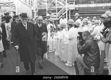 Bergen 19890330. Le roi Olav ouvre la grue qui conduit l'huile d'Oseberg à Sture à Øygarden. Ici, un roi Olav souriant arrive à l'événement. Enfants avec drapeaux. Photo ; Torolf Engen NTB / NTB Banque D'Images