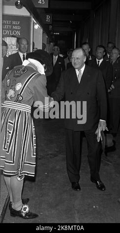 Oslo Mai 1966 Grande-Bretagne 66: Pendant deux semaines en avril et mai, le Royaume-Uni a marqué Oslo avec une commercialisation à grande échelle du commerce et du tourisme britanniques. De nombreux invités célèbres sont venus à l'exposition de Sjølyst, y compris Kong Olav. Ici, le roi Olav accueille un 'Beefeater' prêté de la Tour de Londres à l'occasion de la foire. Photo: Storløkken et Aaserud / actuel / NTB Banque D'Images