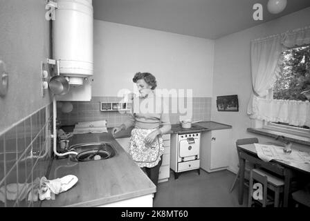 Oslo 19591031 bloc 12 Rise a Life dans certaines villes drabennes d'Oslo. Dans une ville terne, il n'y a pas de barrières entre voisins. Là, les maisons sont séparées par des pelouses vertes. Avec la famille Jakobsen dans le bloc OBOS sur Skøyenåsen. Dans la cuisine de Mme Inger Jakobsen. Photo: Sverre A. Børretzen / actuel / NTB Banque D'Images