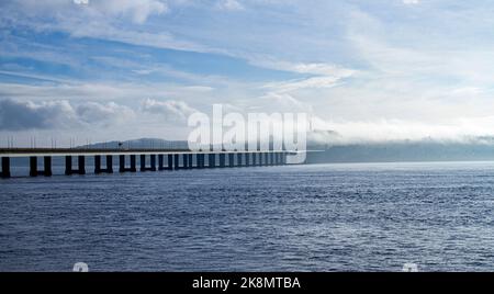 Dundee, Tayside, Écosse, Royaume-Uni. 24th octobre 2022. Météo au Royaume-Uni : les conditions brumeuses dans le nord-est de l'Écosse donnent la place à un temps ensoleillé et lumineux, avec des températures atteignant 14 °C. Le brouillard inégal se déplace rapidement à travers la rivière Tay et se dissipe pour profiter du soleil d'automne chaud à Dundee. Crédit : Dundee Photographics/Alamy Live News Banque D'Images