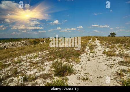 Montagne de craie par une journée ensoleillée, zone protégée près de Svyatogorsk, Ukraine. Banque D'Images
