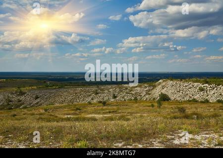 Montagne de craie par une journée ensoleillée, zone protégée près de Svyatogorsk, Ukraine. Banque D'Images
