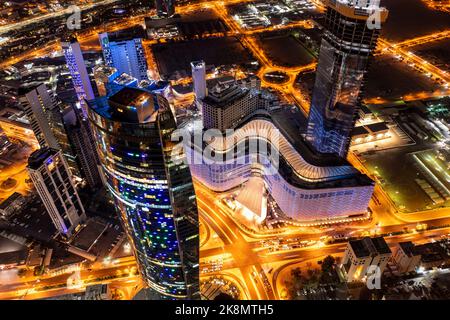 Vue aérienne des bâtiments d'Al Shaheed Park et d'Assima Mall la nuit Banque D'Images