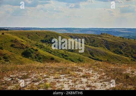 Montagne de craie par une journée ensoleillée, zone protégée près de Svyatogorsk, Ukraine. Banque D'Images