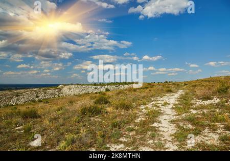 Montagne de craie par une journée ensoleillée, zone protégée près de Svyatogorsk, Ukraine. Banque D'Images