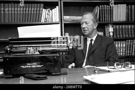 Oslo 1963. L'auteur Nils Johan Rud est assis dans son bureau par la machine à écrire. Machines à écrire. Photo: Ivar Aaserud / courant / NTB Banque D'Images