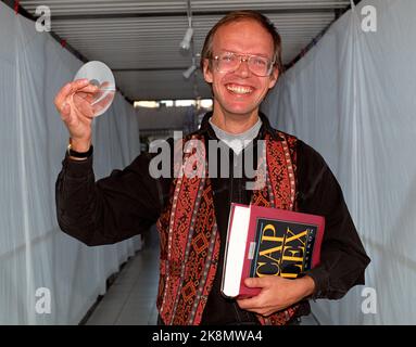 Oslo sur 7 novembre 1991. Pål Steigan a été rédacteur en chef du nouveau lexique de Cappelen, qui a été présenté à la presse à Oslo jeudi. Le disque CD de 16 grammes à sa droite contient le même que le lexique de 1000 pages de 3 kg sous son bras gauche. Photo: Agnete Brun / NTB / NTB Banque D'Images