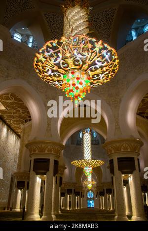 Grand lustre de la Grande Mosquée Sheikh Zayed, Abu Dhabi, Émirats arabes Unis, Moyen-Orient Banque D'Images