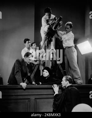 The Kiss USA, 1929 Directeur: Jacques Feyder Greta Garbo sur le set Banque D'Images