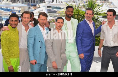 Équipe du film : Greg Tarzan Davis, Lewis Pullman, Glen Powell, Danny Ramirez, Jay Ellis, Jon Hamm, Miles Teller Photocall du film 'Top Gun: Maverick' 75th Festival de Cannes 18 mai 2022 Banque D'Images