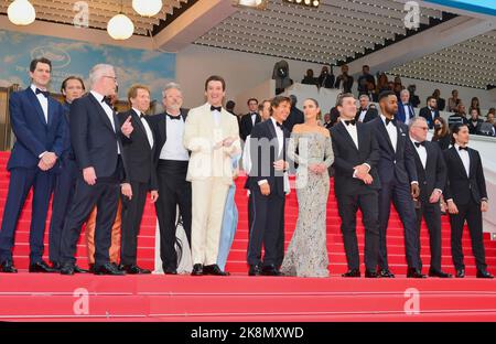 Joseph Kosinski, Lewis Pullman, Thierry Frémaux (directeur du Festival) et l'équipage du film "Top Gun: Maverick" : Greg Tarzan Davis, Jerry Bruckheimer, Christopher McQuarrie, Miles Teller, Glen Powell, Tom Cruise (suit d'Armani), Jennifer Connelly (robe de Louis Vuitton), Jon Hamm, Jay Ellis, invité, Danny Ramirez 'Top Gun: Maverick' Festival de Cannes projection 75th Festival de Cannes 18 mai 2022 Banque D'Images