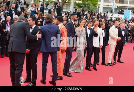 Équipe du film « Top Gun: Maverick » : Jon Hamm, Danny Ramirez, Lewis Pullman, Greg Tarzan Davis, Jay Ellis, Jennifer Connelly (robe de Louis Vuitton), Tom Cruise (suit d'Armani), Glen Powell, Jerry Bruckheimer, Miles Teller, Christopher McQuarrie 'Top Gun: Maverick' Festival de Cannes projection 75th Festival de Cannes 18 mai 2022 Banque D'Images