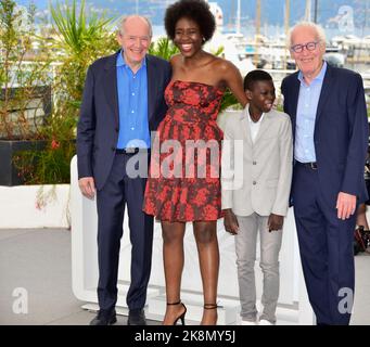 Luc Dardenne, Joely Mbundu, Pablo Schils, Jean-Pierre Dardenne Photocall du film 'Tori et Lokita' ('Tori et Lokita') 75th Festival de Cannes 25 mai 2022 Banque D'Images