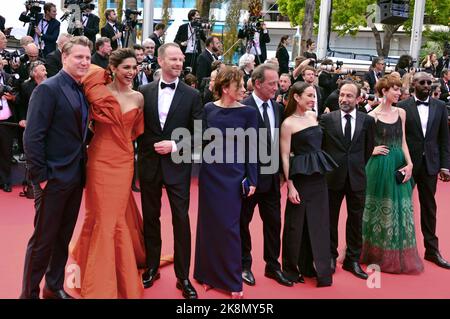 Le jury: Jeff Nichols, Deepika Padukone (robe d'Ashi, Joachim Trèves (suit de Dior), Jasmine Trinca, Vincent Lindon, Noomi Rapace, Ashgar Farhadi, Rebecca Hall (robe de Giorgio Armani), Ladj Ly (costume de Dior) 75th célébration anniversaire Festival de Cannes. Projection de 'l'innocent' ('l'innocent') 75th Festival de Cannes 24 mai 2022 Banque D'Images