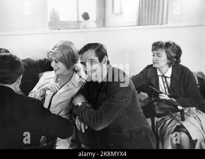 Catherine Deneuve se joint à Roger Vadim sur le décor du film 'Château en Suède', filmé aux studios de Boulogne près de Paris. 1963 Banque D'Images