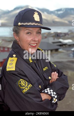 Longyearbyen, Svalbard 19950816. Ann-Kristin Olsen a été nommée nouvelle gouverneure à Svalbard. Photo en uniforme de police avec la nature Svalbard en arrière-plan. Photo Rune Petter Ness / NTB / NTB Banque D'Images