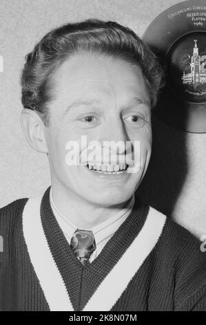 Trondheim 19500204. La star du patinage Hjalmar Andersen 'Hjallis' (27 ans) dans sa maison de Trondheim. Le temps restant après le travail de conducteur de camion et le sport a eu son propre. Sourit. Photo: Sverre A. Børresen courant / NTB Banque D'Images