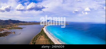 Italie. Sardegnia île paysage de la nature et les meilleures plages. Vue panoramique sur la superbe plage de la Cinta avec mer turquoise et lac de sault Banque D'Images