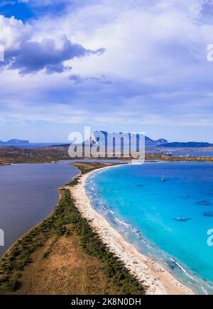 Italie. Sardegnia île paysage de la nature et les meilleures plages. Vue panoramique de drone aérienne sur la superbe plage de la Cinta (San Teodoro) avec mer turquoise et s. Banque D'Images