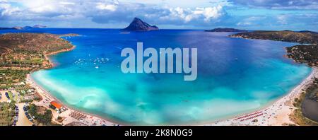 Sardegnia île paysage de la nature et les meilleures plages. Vue panoramique sur l'île et la plage de Tavolara. Vacances d'été en Italie Banque D'Images