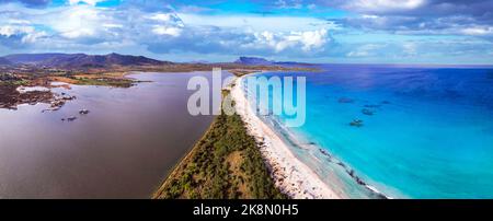 Italie. Sardegnia île paysage de la nature et les meilleures plages. Vue panoramique de drone aérienne sur la superbe plage de la Cinta (San Teodoro) avec mer turquoise et s. Banque D'Images