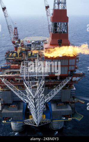 Mer du Nord 19880323 la plate-forme pétrolière Gullfaks B au début officiel de la production. Plate-forme de flamme. Gullfaks B est une plate-forme de type Condeep et de boîtier. Photo Bjørn Sigurdsøn / NTB / NTB Banque D'Images
