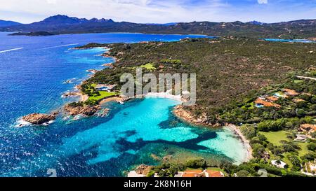 Italie été holidyas . L'île de Sardegna - superbe côte d'émeraude (Costa Smeralda) avec de belles plages. Vue aérienne de la petite plage de Romazzino Banque D'Images