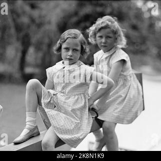 Skaugum juin 1937. La princesse Ragnhild (TV) et la princesse Astrid jouent dans le jardin de Skaugum, les deux ensemble, assis dans un dôme dîné dans le jardin. Portrait de Ragnhild. Photo: NTB / NTB Banque D'Images