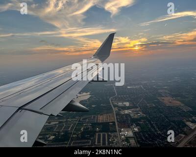 L'aile d'un avion commercial de compagnie aérienne tout en volant haut dans le ciel au-dessus de Dallas Texas sur un voyage en trael Banque D'Images