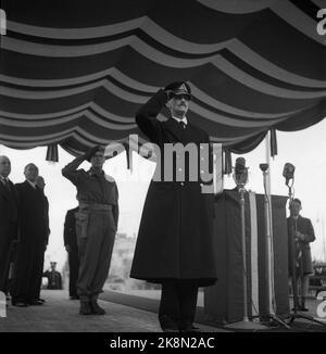 Oslo 19450607: Journées de la paix 1945. Une foule jubilante sur la famille royale d'accueil de retour en Norvège sur 7 juin 1945. Ici, le roi Haakon (Th) et le prince héritier Olav accueillent la foule. Les deux font des salaires. Photo: NTB / NTB Banque D'Images