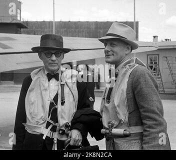 Oslo, Fornebu, 19430622. Passagers au départ de Fornebu. Hommes avec chapeaux et gilets de sauvetage. Photo: NTB / NTB Banque D'Images